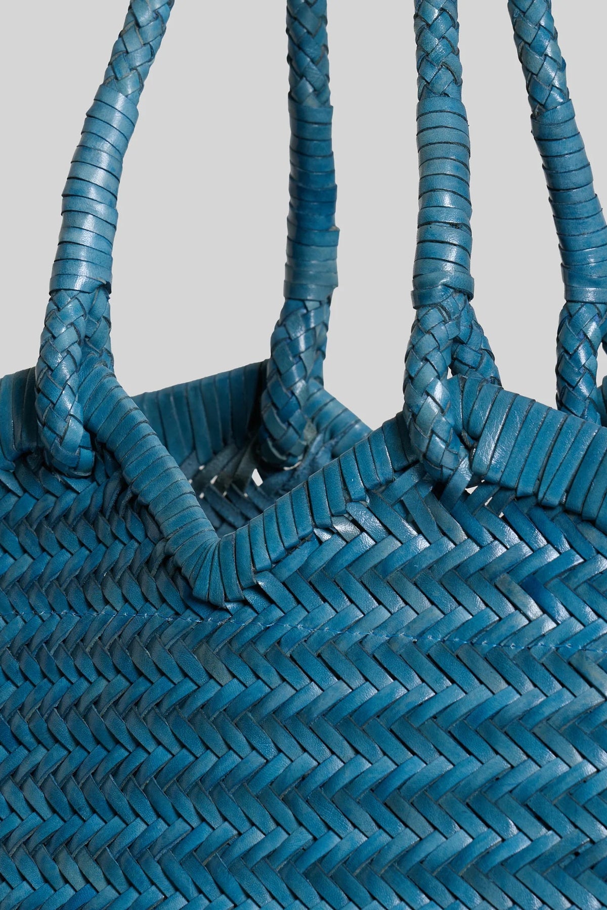 Vipera The Label Light Blue Crudelia handwoven leather tote bag front detail with woven pattern and braided handles close-up