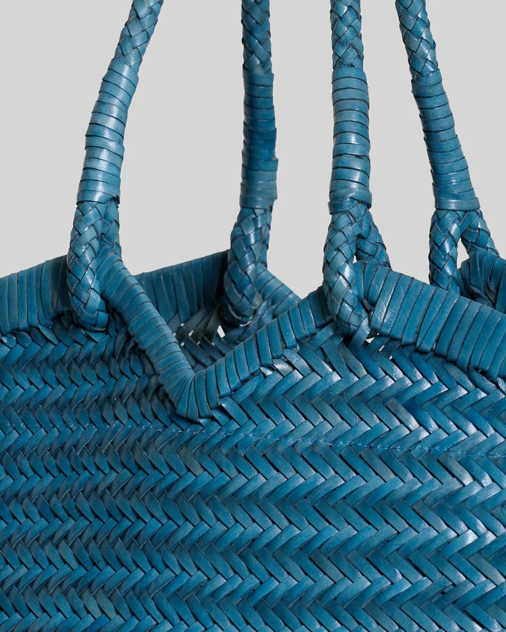 Vipera The Label Light Blue Crudelia handwoven leather tote bag front detail with woven pattern and braided handles close-up