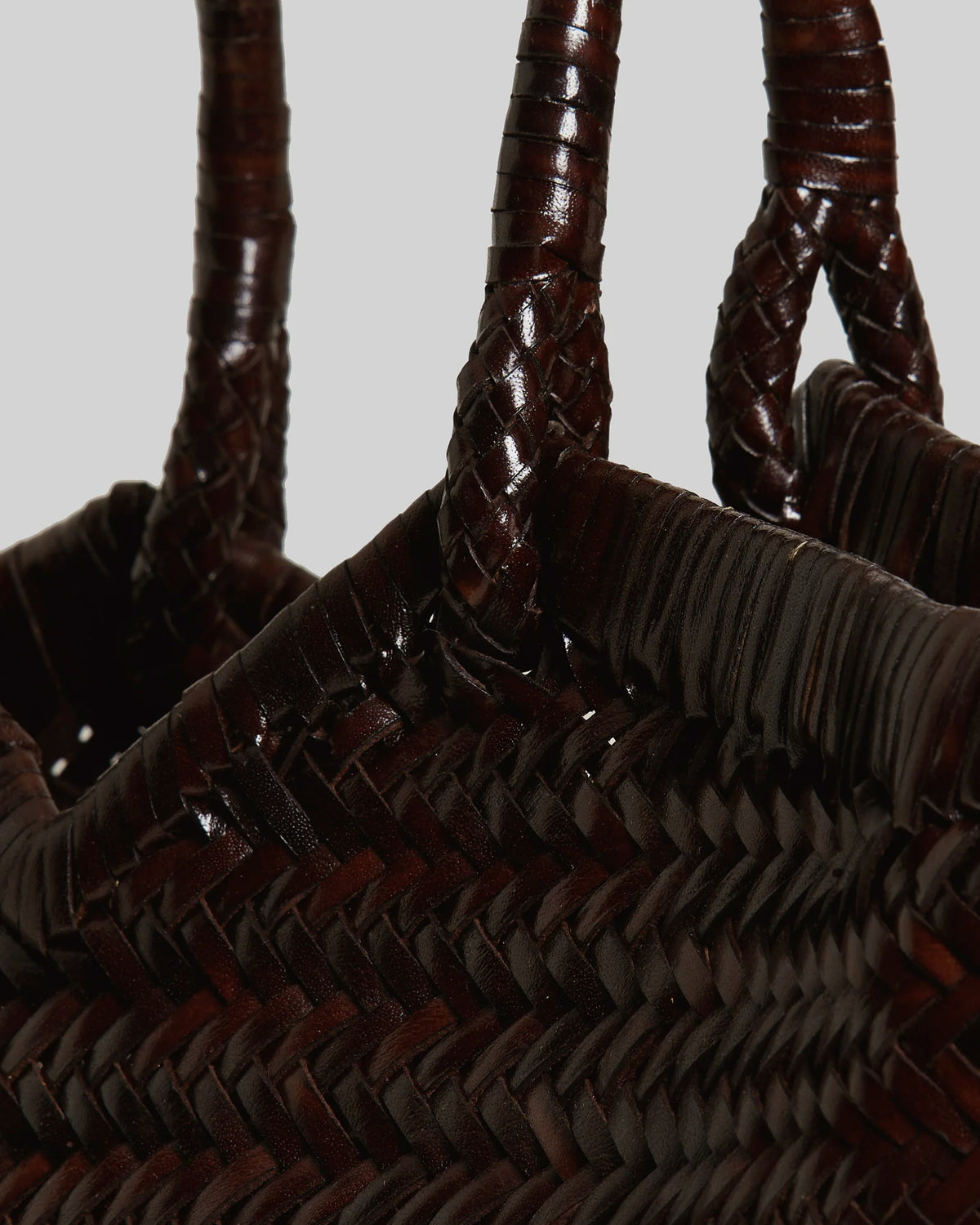 Vipera The Label Chocolate Crudelia handwoven leather tote bag close-up