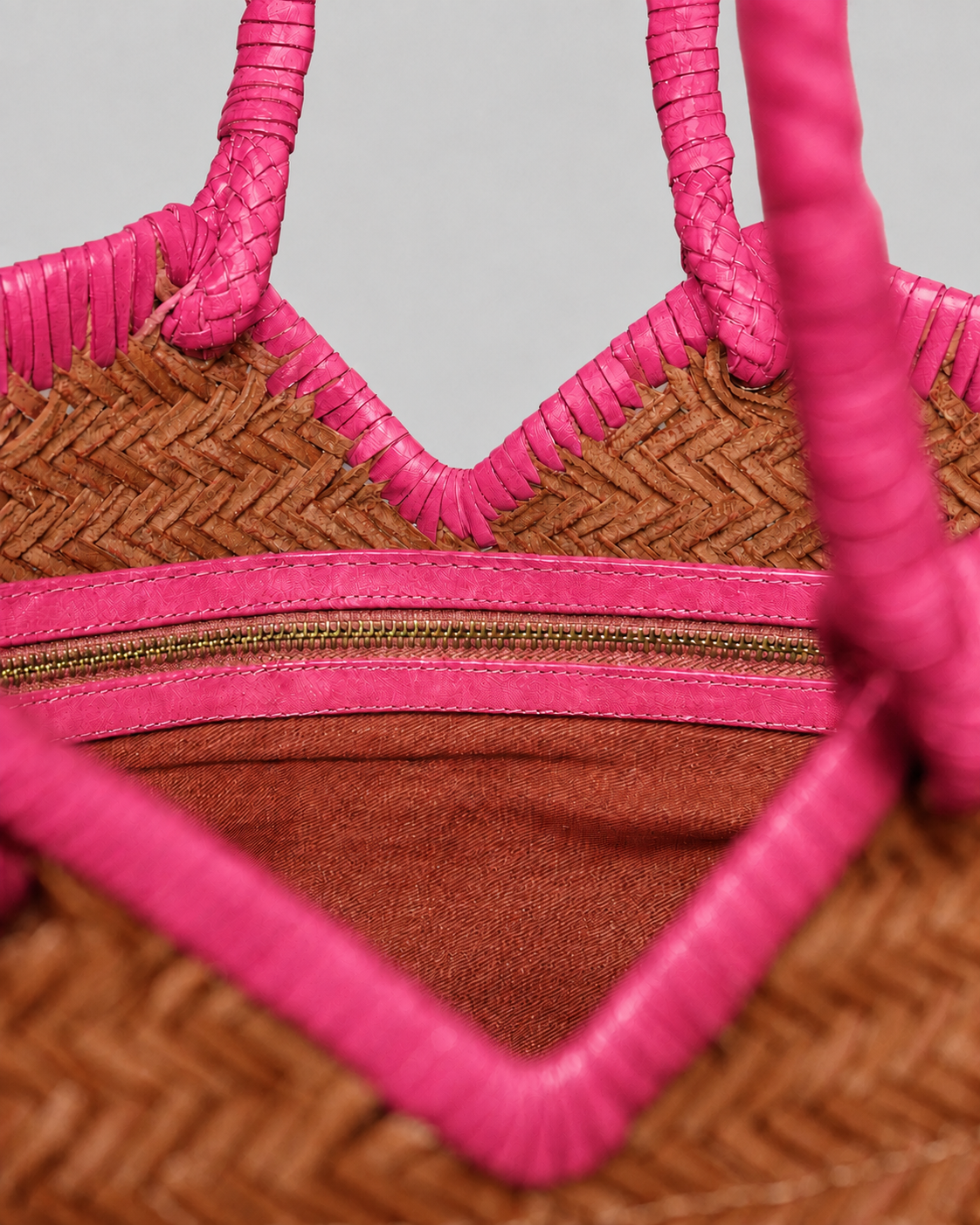 Interior of the Vipera Crudelia Bicolor Cognac–Pink featuring the removable canvas inner pocket and handcrafted woven leather construction.