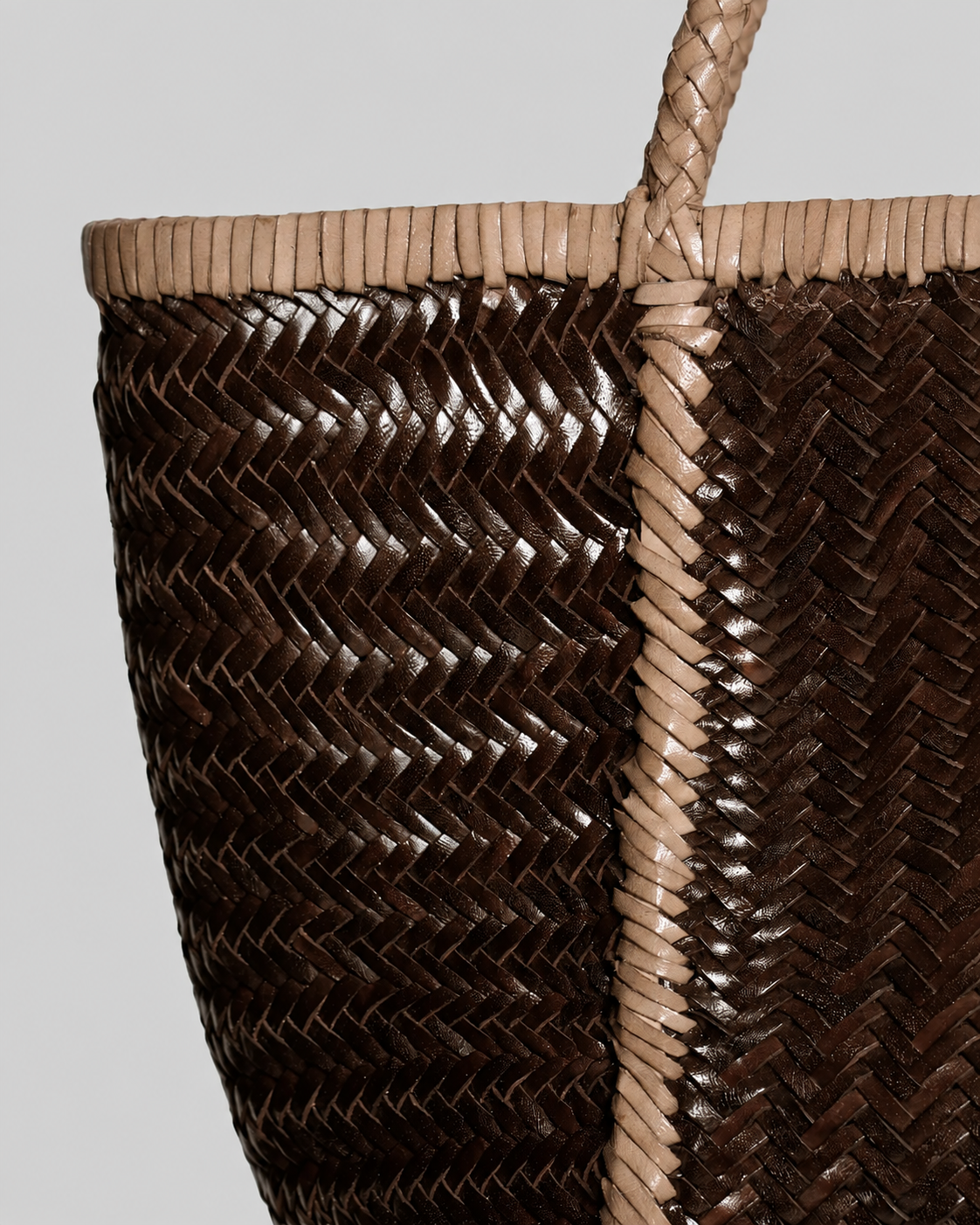 Vipera The Label Rubens Bicolor Chocolate-Taupe woven leather detail with braided handle close-up