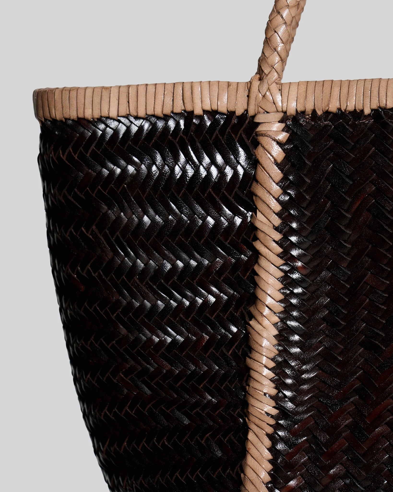 Vipera The Label Rubens Bicolor Chocolate-Taupe woven leather detail with braided handle close-up