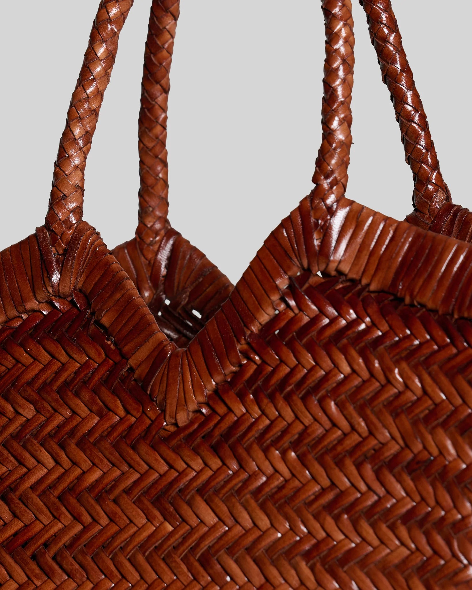 Vipera The Label Monet Cognac tote bag braided handle and woven leather detail close-up