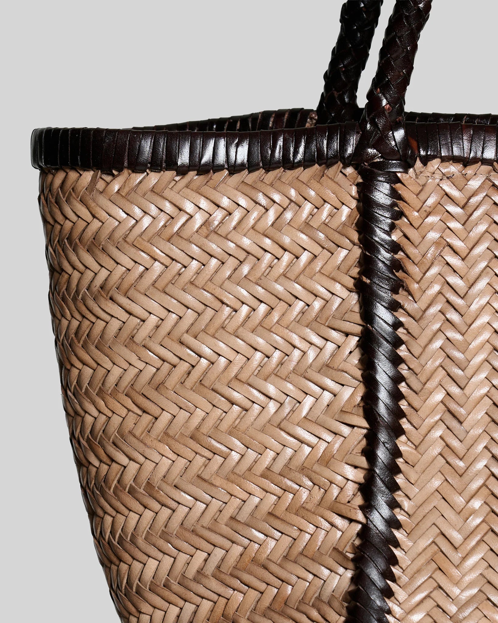 Vipera The Label Rubens Bicolor Taupe-Chocolate woven leather texture and braided handle detail