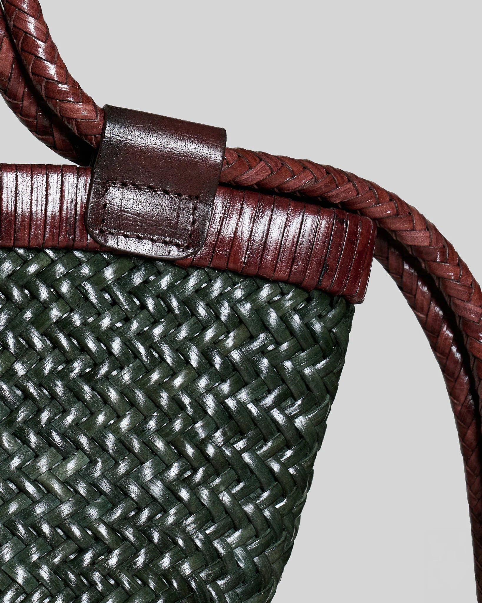 Close-up of the Vipera Gauguin Moss-Chocolate bag highlighting the handwoven matcha green leather body and chocolate leather trim.