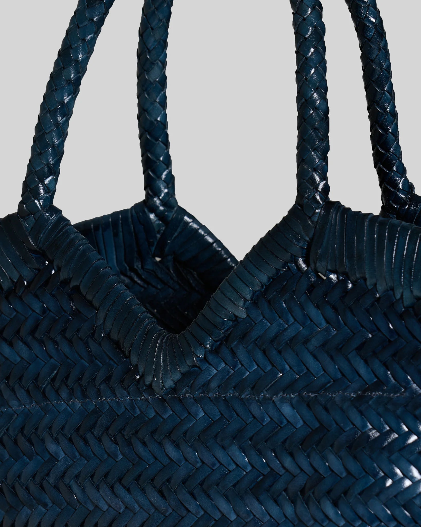 Vipera The Label Monet Dark Blue tote bag woven leather and braided handle detail close-up