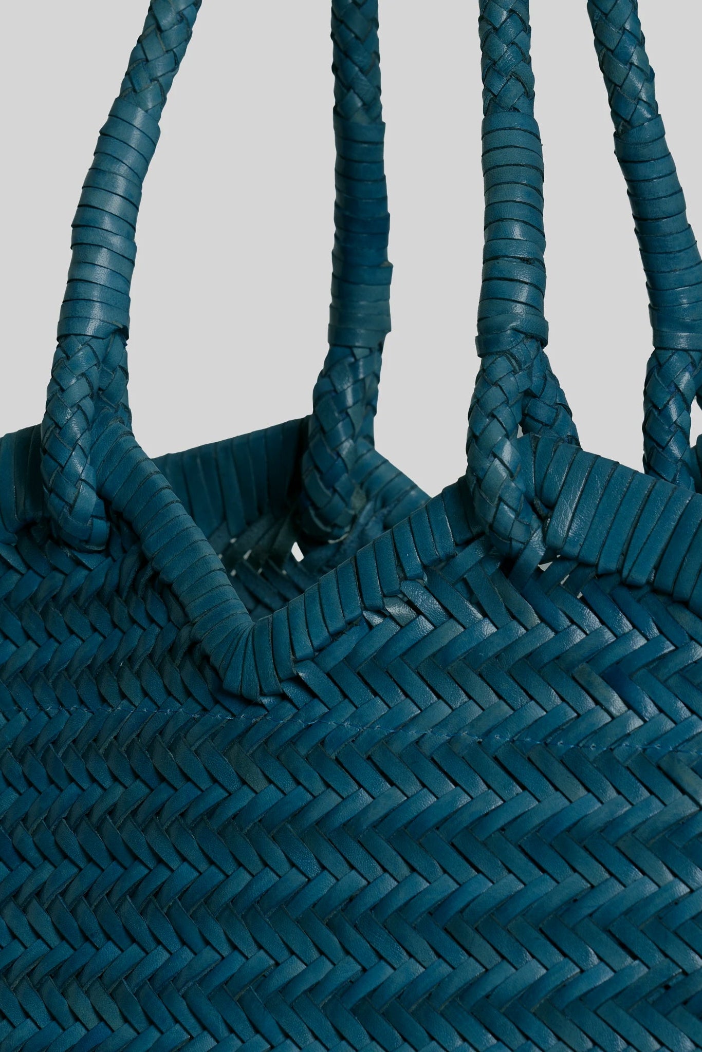 Vipera The Label Light Blue Crudelia  handwoven leather tote bag front detail with woven pattern and braided handles close-up